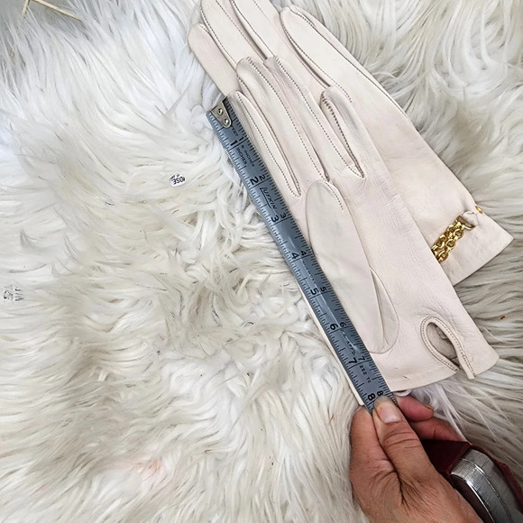 Vintage off white chain leather gloves 6 - Picture 4 of 12
